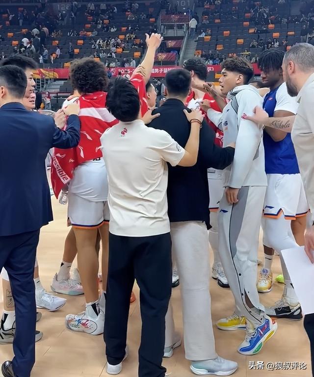 开云体育APP下载-对阵广东狂轰12分18板3助3帽！卢伟：怀特塞德贡献非常巨大