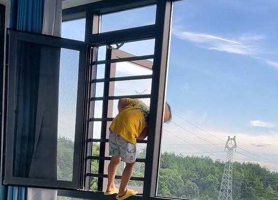 开云体育APP下载-一男子在35楼大厦擦玻璃被男孩割断安全绳，父母看到孩子死相崩溃
